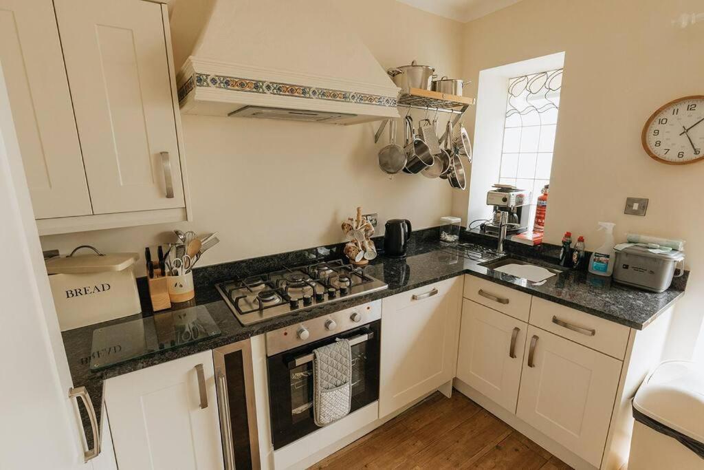 Fir Tree Cottage - Cosy 3 Bed Cottage In Penrhyn Bay With Beautiful Sea Views And Access To Snowdonia Rhôs-on-Sea Esterno foto