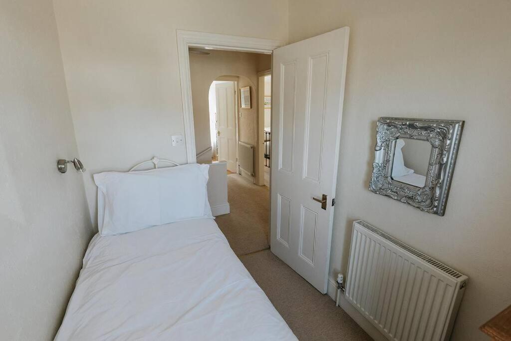 Fir Tree Cottage - Cosy 3 Bed Cottage In Penrhyn Bay With Beautiful Sea Views And Access To Snowdonia Rhôs-on-Sea Esterno foto